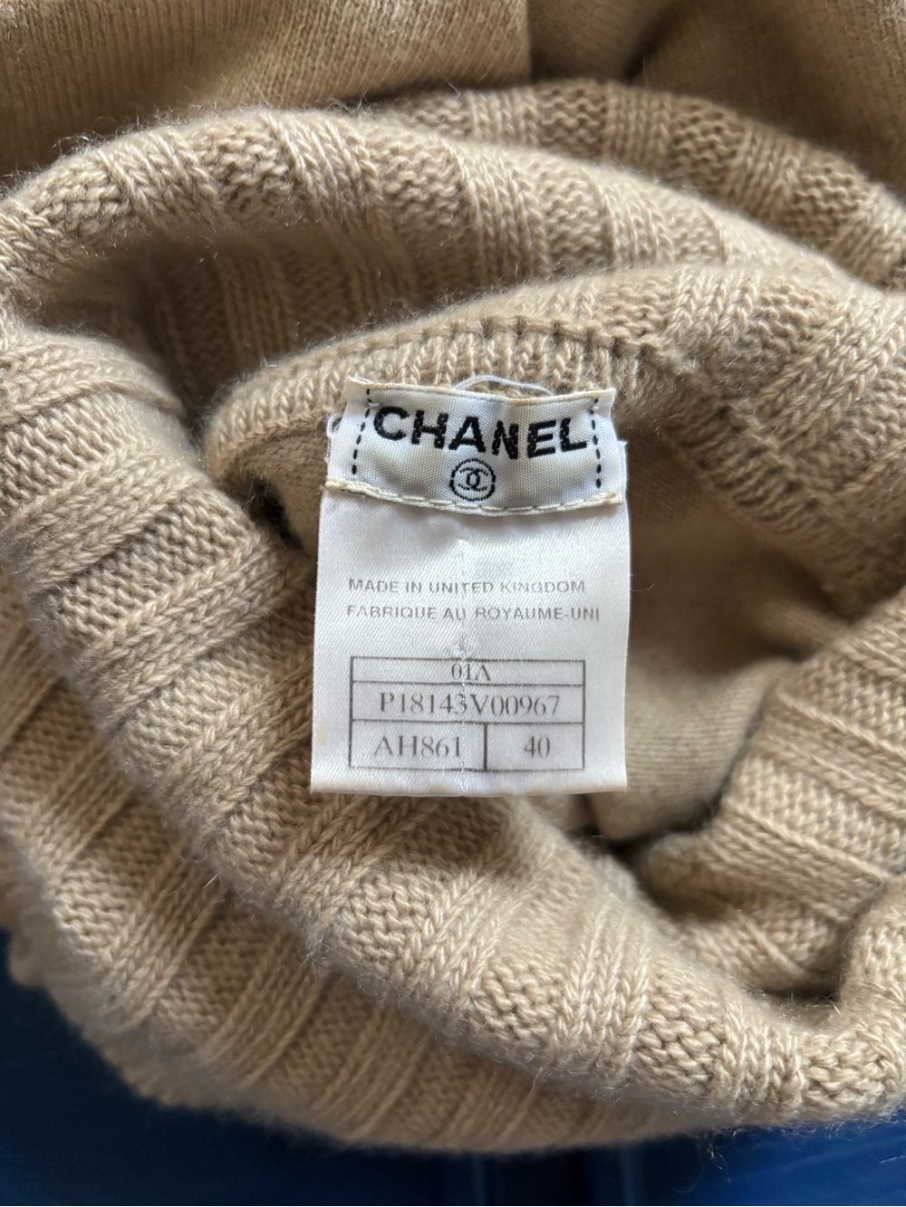 CHANEL roll-neck cashmere sweater in camel - Picture 8 of 11